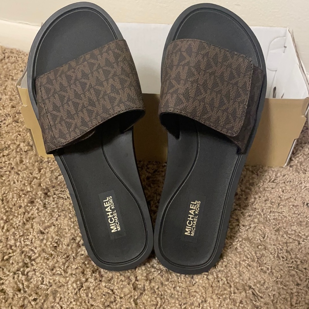 ~Women’s~ Michael Kor Wade Slide~Size 8